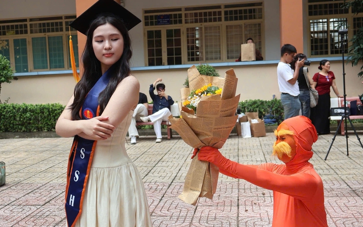 Nữ sinh viên 'chơi tới bến' hóa trang Lorax quỳ gối tặng hoa cho bạn nữ