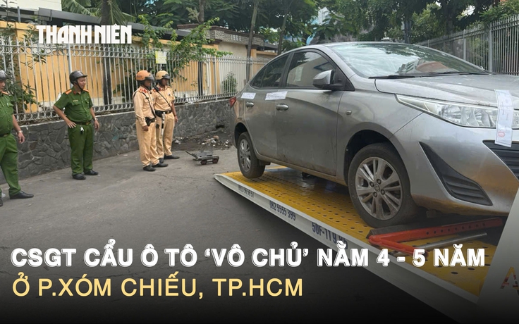 CSGT cẩu ô tô ‘vô chủ’ nằm 4 - 5 năm ở Xóm Chiếu, TP.HCM