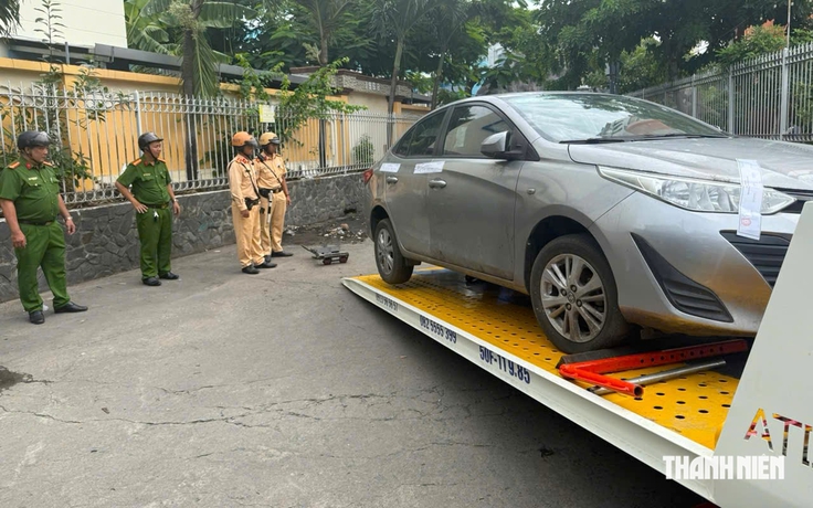 Cẩu ô tô 'vô chủ' nằm 4 - 5 năm ở TP.HCM, cây cỏ mọc quanh xe