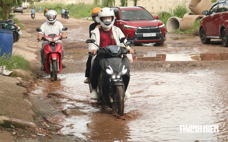 Đường dân sinh 500 m chi chít 'ổ voi', mưa xuống hóa thành ao