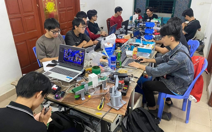 Sinh viên mê tự động hóa đến ‘xưởng thực chiến’, nơi sản phẩm công nghệ ra đời