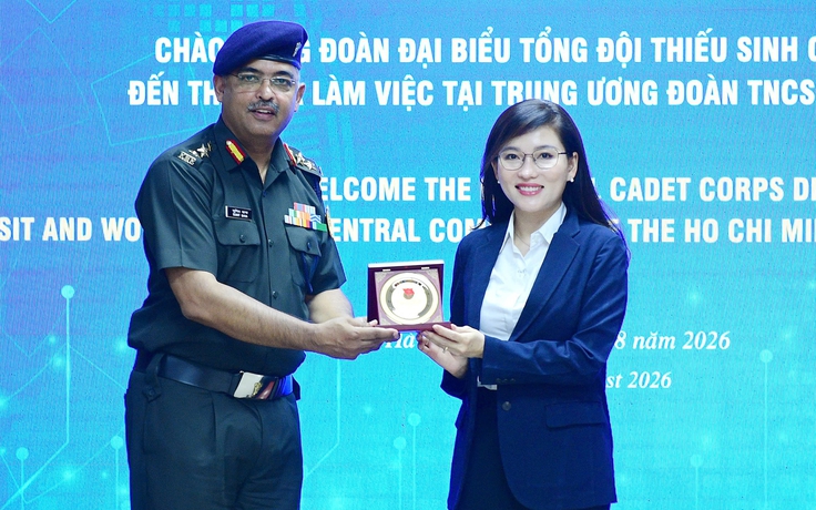 Chị Hồ Hồng Nguyên tiếp xã giao đoàn đại biểu Tổng đội Thiếu sinh quân Ấn Độ