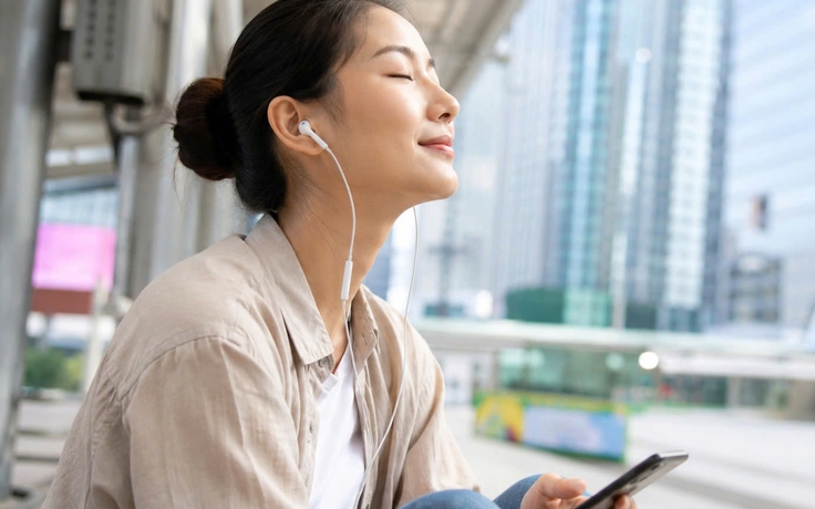 Đeo tai nghe mỗi ngày: Bác sĩ chỉ cách bảo vệ thính lực
