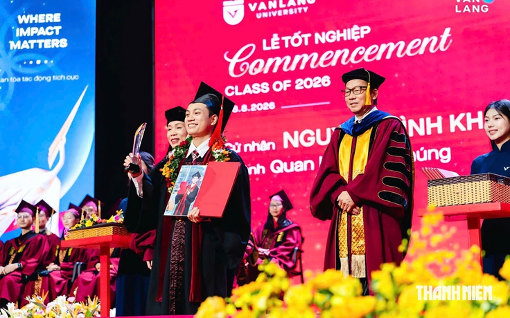 Nam sinh từ đêm nằm ôm pô xe máy để ngủ đến danh hiệu thủ khoa