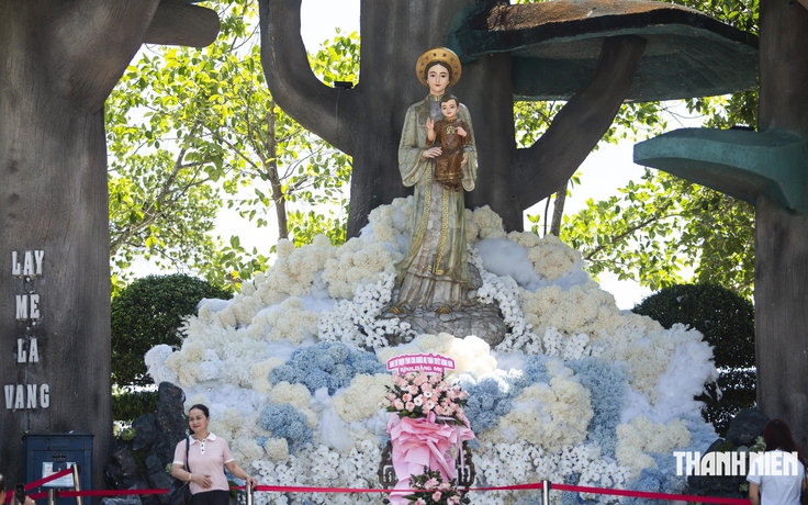 Đại hội La Vang lần thứ 32: Hàng ngàn bông hoa tạo 'ngàn mây' dưới chân tượng Đức Mẹ