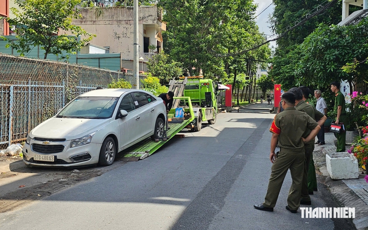 Ô tô móp đầu nằm nhiều năm ở TP.HCM được cẩu đi: Công an phường đang xác minh