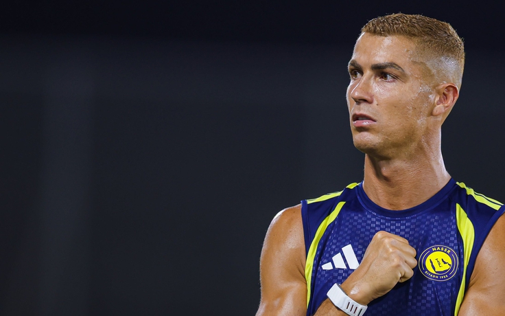 Ronaldo gây sốt với diện mạo mới