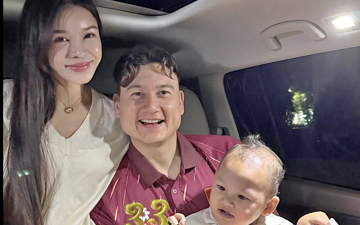 Khoảnh khắc đốn tim của Đặng Văn Lâm bên vợ và con trai trước giờ sang Malaysia
