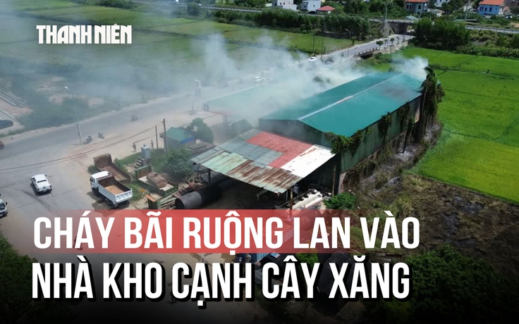 Tưởng cháy cỏ ruộng bình thường, ngọn lửa bất ngờ lan nhanh đe dọa cây xăng