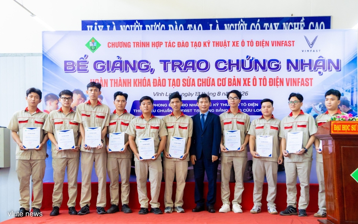 Những sinh viên hoàn thành chương trình xe ô tô điện VinFast đầu tiên ở Vĩnh Long