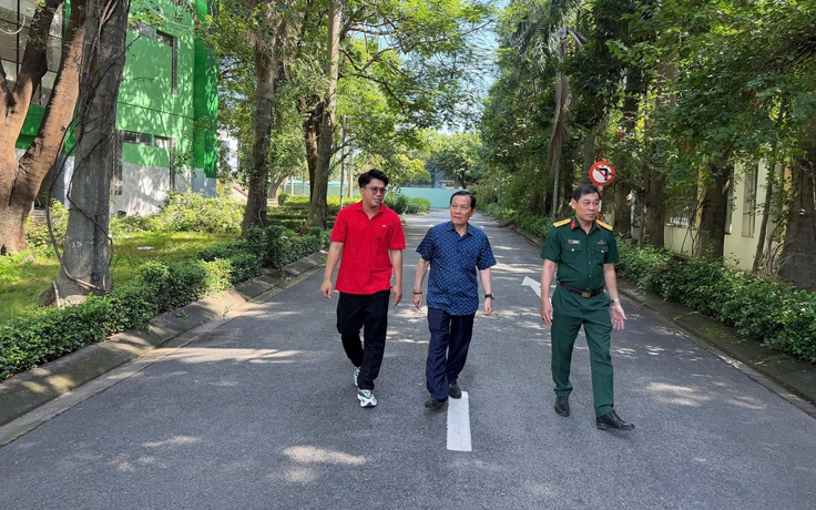 Con trai anh hùng liệt sĩ Lê Thị Riêng thăm ngôi trường mang tên mẹ