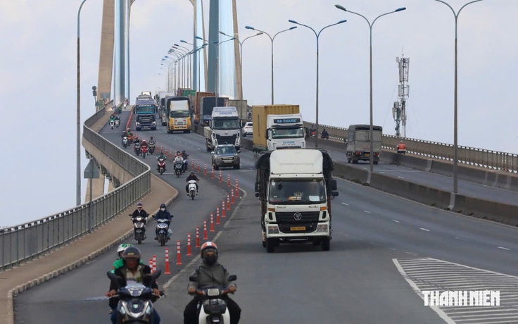 Cầu Phú Mỹ tháo dải phân cách, ô tô được chạy vào làn xe máy?