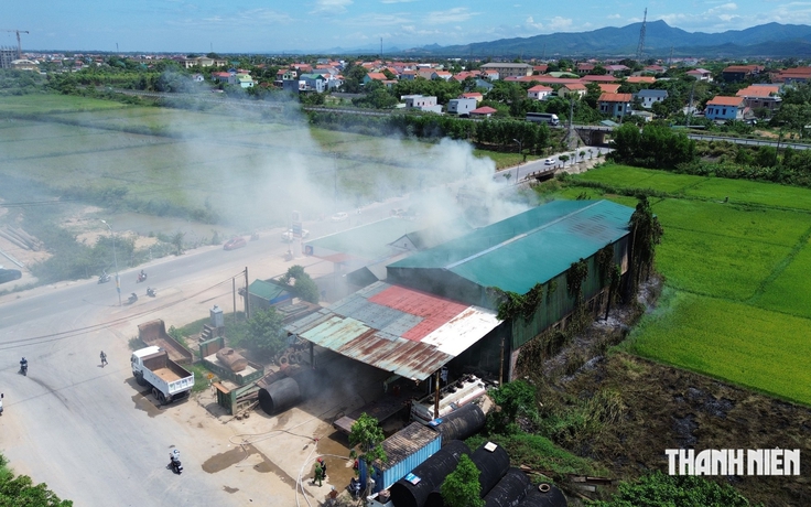 Cháy bãi ruộng, lan vào nhà kho gần cây xăng ở Đồng Hới