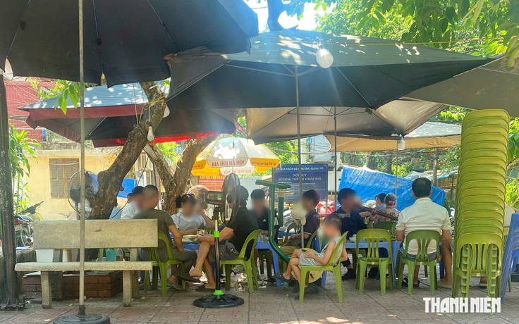 'Hô biến' sân chơi tập thể thành quán bia, chỗ nuôi gà