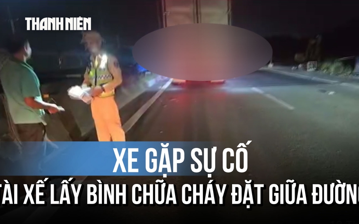 Xe gặp sự cố trên cao tốc, tài xế lấy bình chữa cháy đặt giữa đường