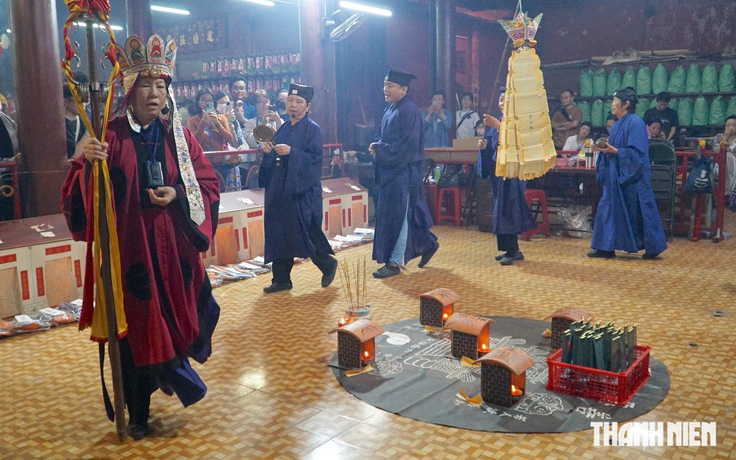 Nghi thức 'phá cửa địa ngục' tháng 7 âm lịch ở ngôi chùa người Hoa