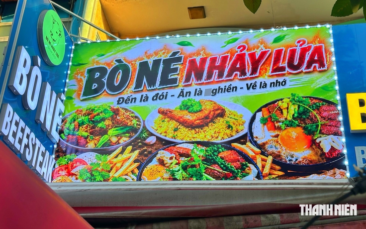 Biển hiệu AI ngày càng nhiều ở hàng quán TP.HCM, vì sao có khách không thích?