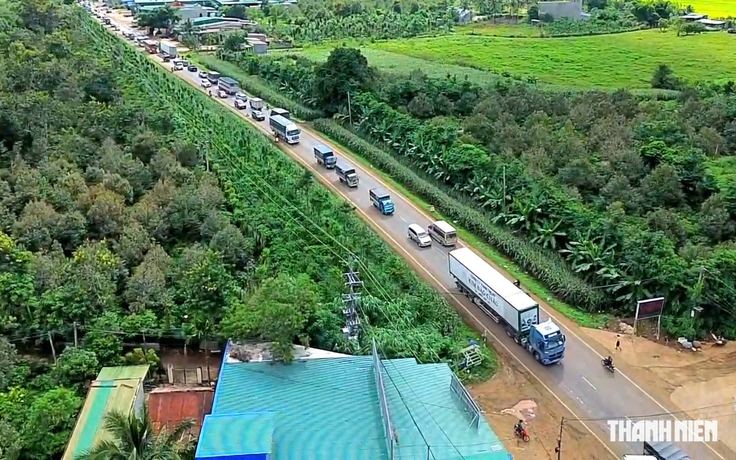 Sầu riêng vào mùa, quốc lộ 26 bất ngờ kẹt cứng vì xe đầu kéo