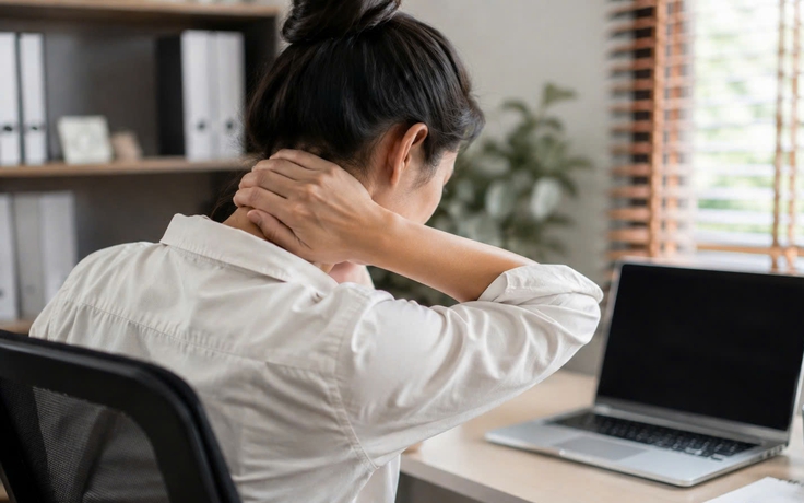 Bẻ cổ nghe 'rắc' để dễ chịu: Bác sĩ cảnh báo nguy cơ đột quỵ