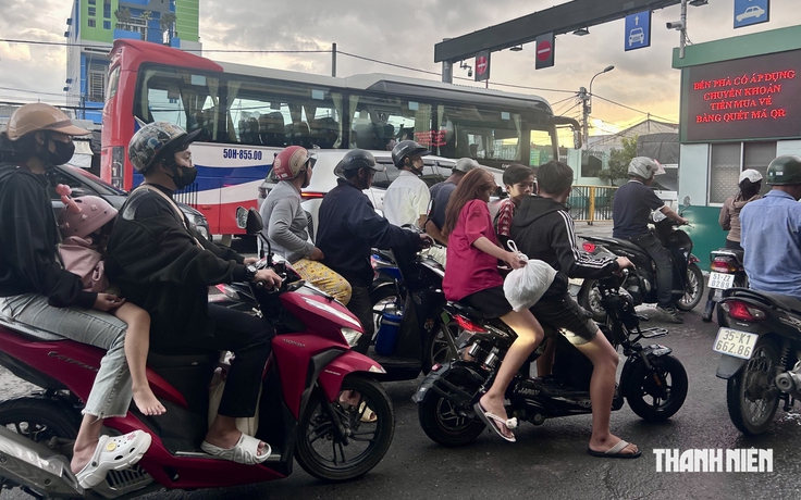 Google Maps đỏ chót, du khách ‘khóc ròng’ vì nỗi khổ mang tên… kẹt phà Bình Khánh