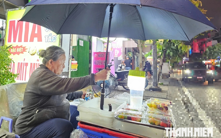 Bánh trái cây thủ công ở TP.HCM có gì mà khách chạy xe vòng quanh tìm mua?