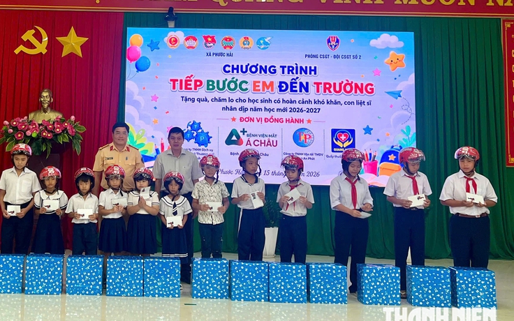 CSGT ở TP.HCM tiếp bước học sinh có hoàn cảnh khó khăn đến trường