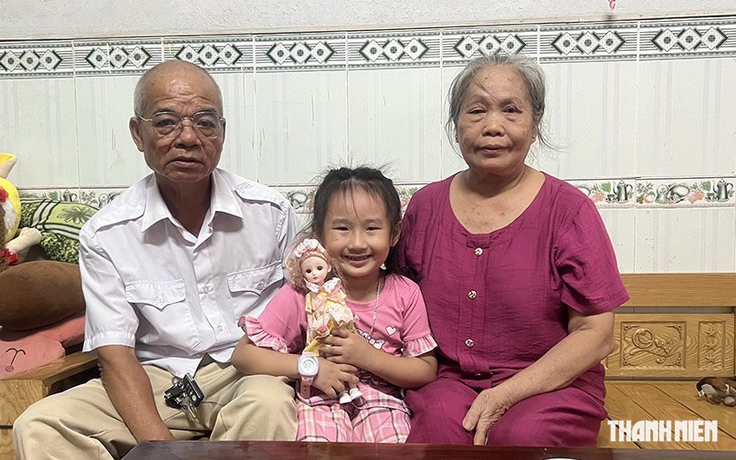 Ông bà ngoại già nuôi cháu mồ côi
