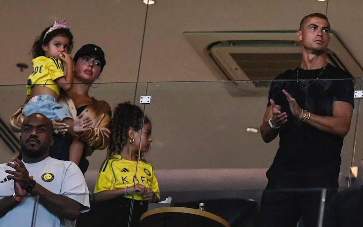 Vợ chồng mới cưới Cristiano Ronaldo và Georgina Rodriguez lần đầu xuất hiện trước công chúng