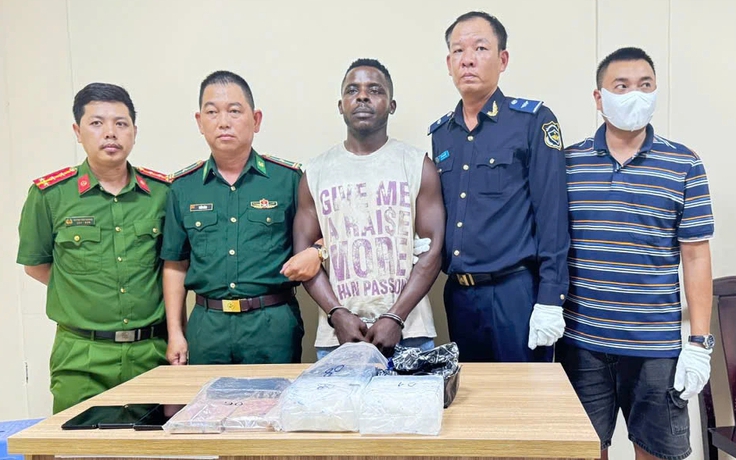 Bắt nghi phạm người Nigeria liên quan đến đường dây vận chuyển ma túy xuyên quốc gia