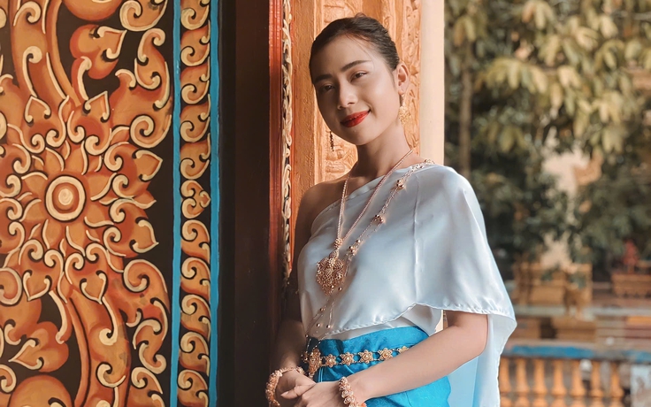 Cô gái Khmer giữ văn hóa, trao lòng thiện