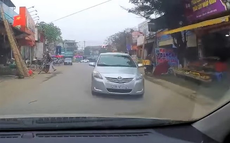 Lái xe đường hai chiều không vạch kẻ: Làm sao để không dính lỗi lấn làn