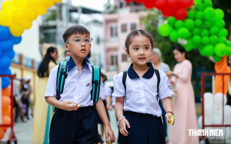 Sáng nay tựu trường: Thầy hiệu trưởng TP.HCM gửi lời chào học sinh lớp 1