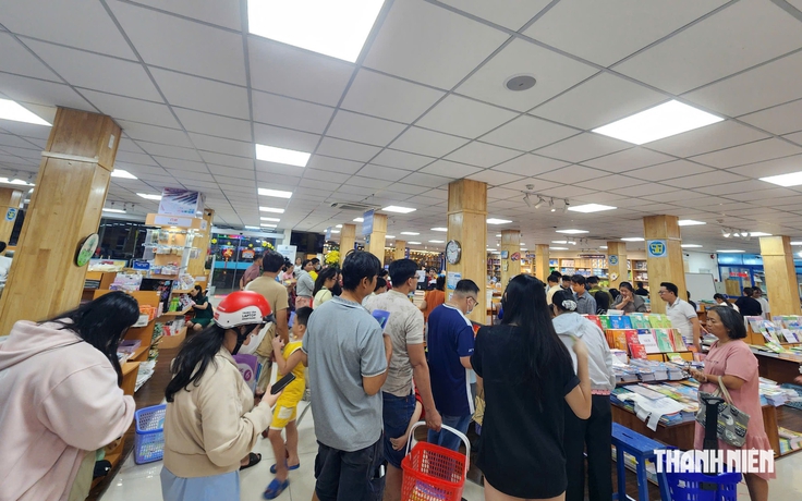 Phụ huynh nói khó mua sách giáo khoa, nhà xuất bản nói gì?