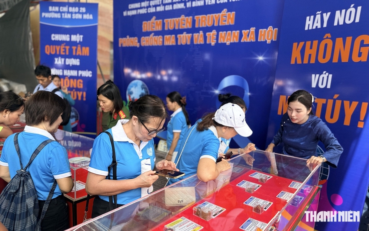 Gian hàng không bán trái cây giữa lễ hội trái cây gần sân bay Tân Sơn Nhất
