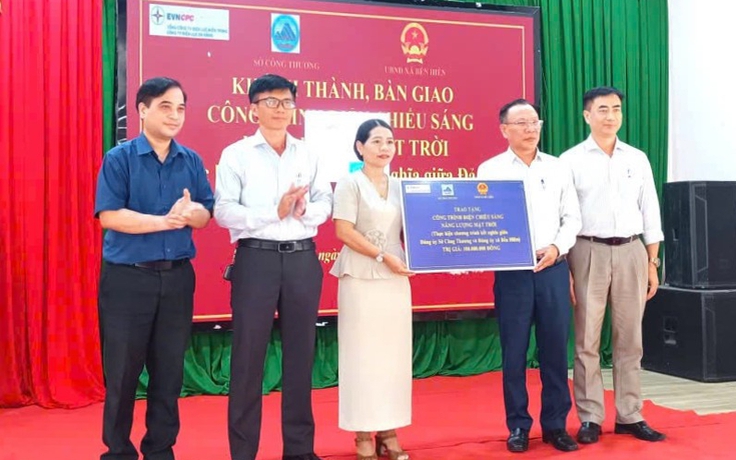 PC Đà Nẵng bàn giao công trình điện chiếu sáng năng lượng mặt trời xã Bến Hiên