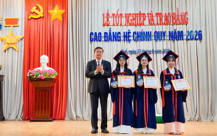 Nữ sinh y dược cúi đầu tạ ơn trong lễ tốt nghiệp