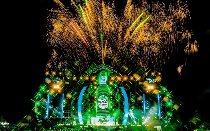 Hàng nghìn người tạo ‘Giờ chân thành’ lớn bậc nhất tại chặng kết Huda Beach Water Fest