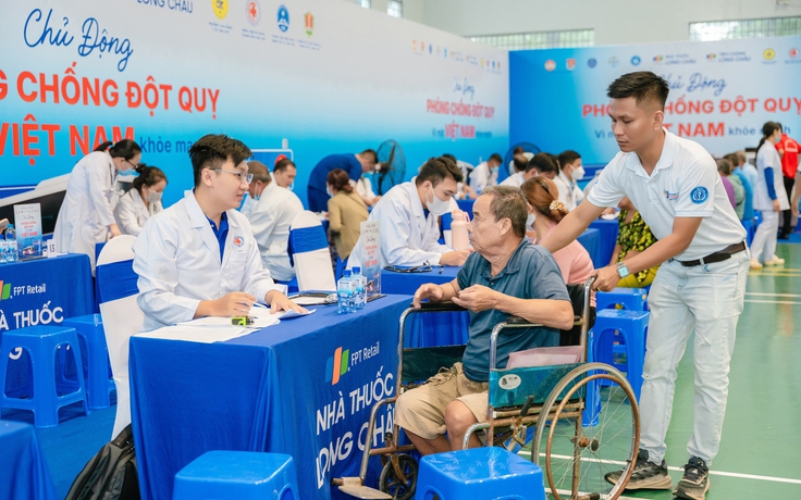 Long Châu cùng ngành y tế Vĩnh Long khám sức khỏe miễn phí cho hàng ngàn người dân