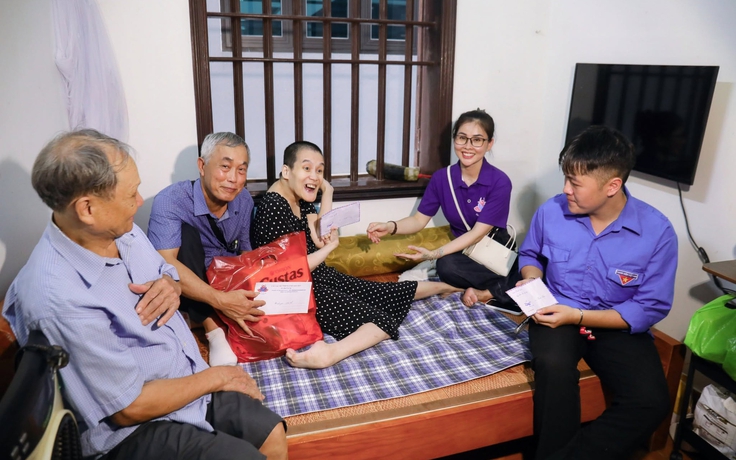 Những bông hoa sen trên thành phố cảng