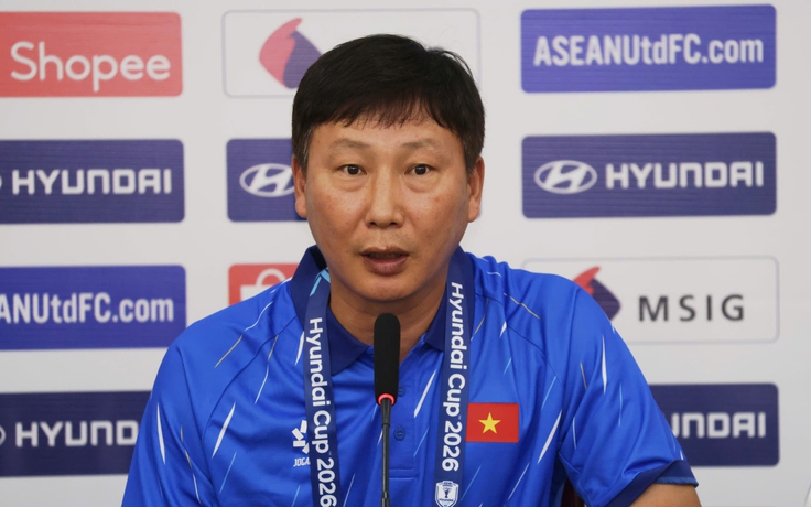 Chuyên gia Hàn Quốc sang Việt Nam ủng hộ HLV Kim Sang-sik, khen Đình Bắc tài năng