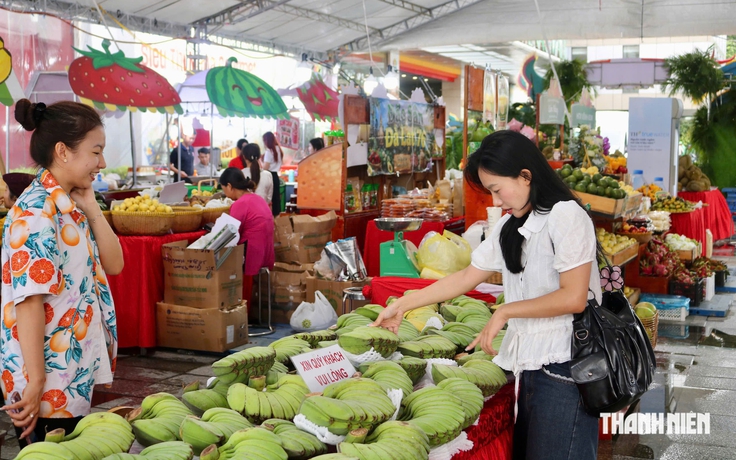 Độc lạ chuối ‘bàn tay cầu nguyện’ khiến khách tò mò tại lễ hội trái cây