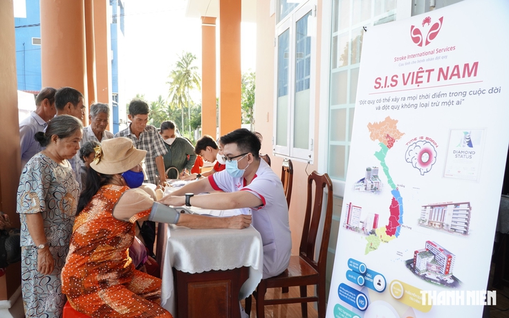 Về tận xã, bác sĩ hướng dẫn người dân nhận biết dấu hiệu đột quỵ