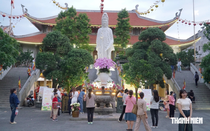 Đi chùa mùa Vu lan ở TP.HCM: Những ngày nào có lễ bông hồng cài áo, dâng y?
