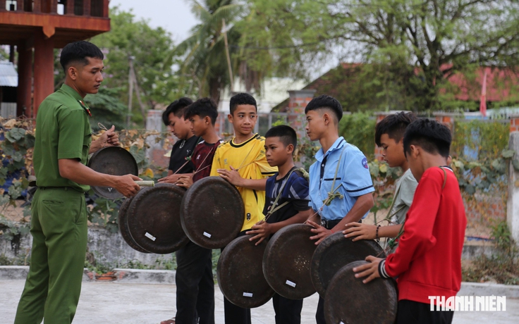 Chung dòng máu Lạc Hồng: Thượng úy công an giữ hồn chiêng cổ