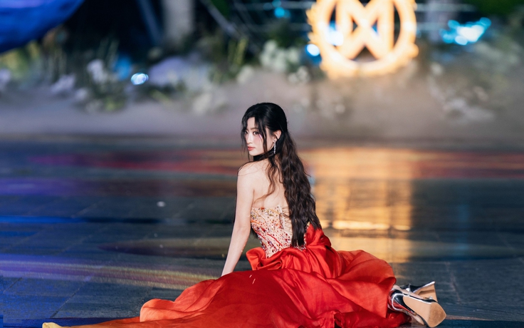 Lương Thùy Linh gặp sự cố trượt ngã trên sàn catwalk