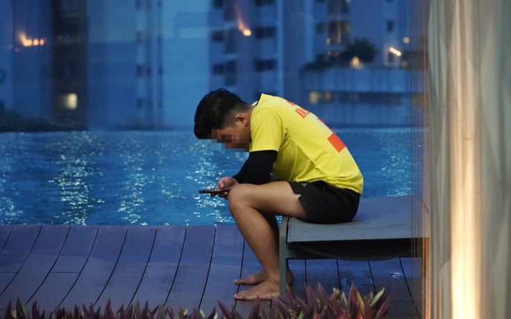 Cúi đầu nhìn điện thoại, coi chừng cái cổ 'lãnh đủ'