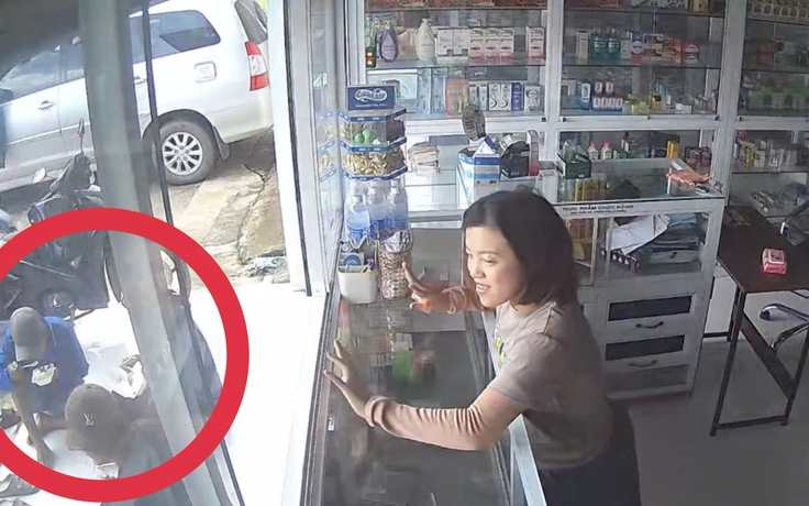 Nhóm thợ hồ đang ăn trước nhà thuốc vội đứng dậy, dược sĩ nói: 'Cứ ngồi đi cô chú!'