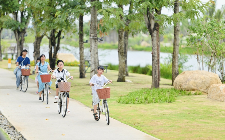 Trẻ em thành thị thiếu sân chơi, thừa thời gian trước màn hình