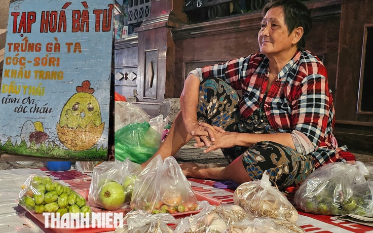Bà Mùi 72 tuổi mưu sinh ở TP.HCM, vì sao vẫn giữ biển hiệu 'tạp hóa bà Tư'?
