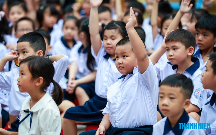 Học sinh công lập được miễn học phí, tư thục đóng học phí ra sao?